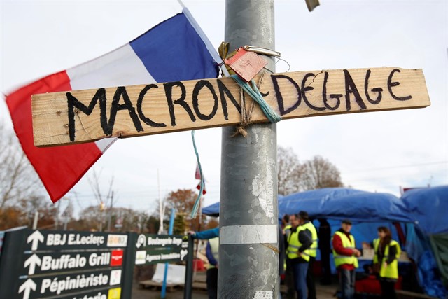 Chalecos amarillos piden la renuncia de Macron