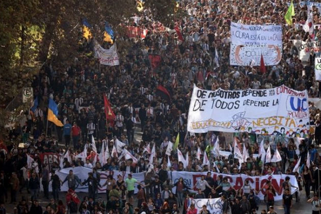 Foto-marcha-de-profesores-en-Chile-quevan-a-huelga-de-hambre-por-reformas020615