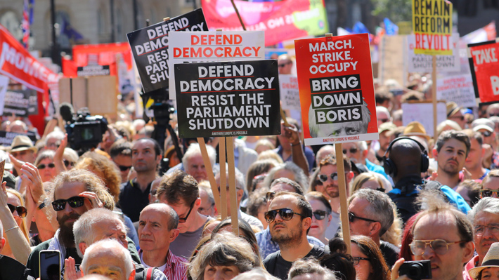 miles de personas se manifestaron en gran bretana contra de la suspension del parlamento britanico