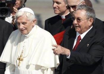 El Papa y Raúl Castro. La Iglesia Católica viene teniendo un creciente papel político y social en la isla
