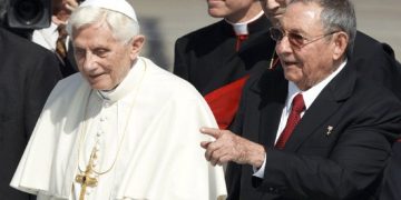 El Papa y Raúl Castro. La Iglesia Católica viene teniendo un creciente papel político y social en la isla