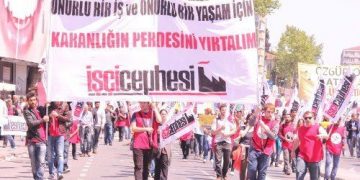 Columna del Frente Obrero en el 1 de mayo en Turquía