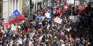 100000 estudiantes en chile vuelven a llenar las calles exigiendo educación pública gratuita