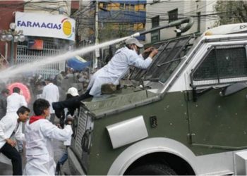 Huelga general en Bolivia: Estudiantes de medicina enfrentan a la policía