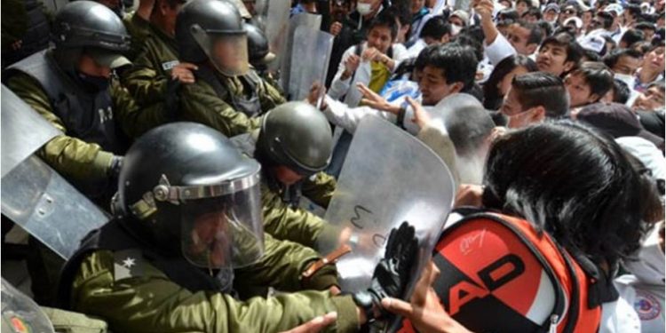 Brutal represión causó 16 heridos