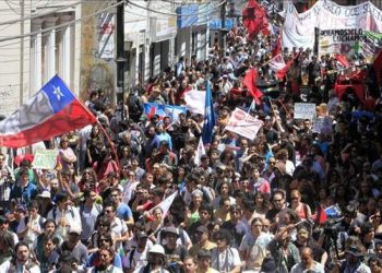 100000 estudiantes en chile vuelven a llenar las calles exigiendo educación pública gratuita