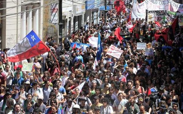 100000 estudiantes en chile vuelven a llenar las calles exigiendo educación pública gratuita