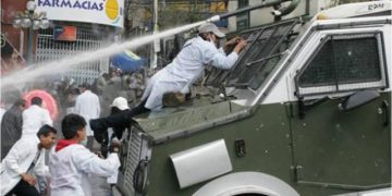 Huelga general en Bolivia: Estudiantes de medicina enfrentan a la policía
