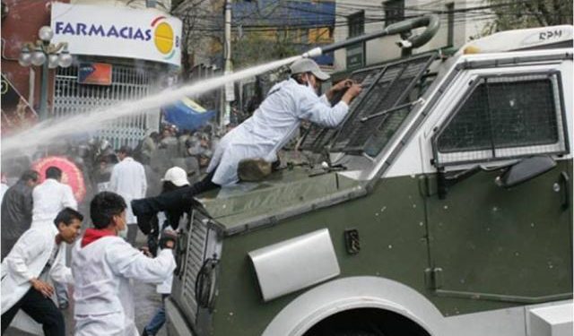 Huelga general en Bolivia: Estudiantes de medicina enfrentan a la policía