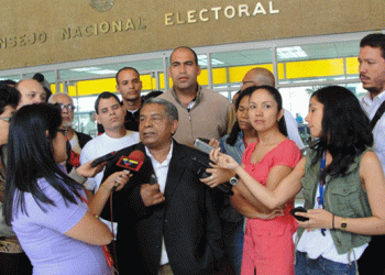 Venezuela: Orlando Chirino formalizó su candidatura presidencial por el PSL ante el Consejo Nacional Electora