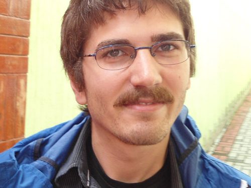 Atakan Ciftci del Frente Obrero de Turquía saluda al IV Congreso mundial de la UIT-CI