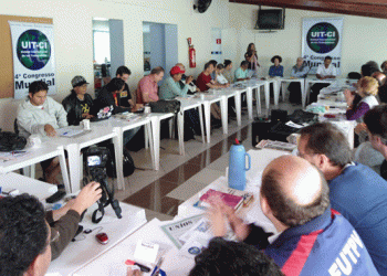 Inicio de las sesiones del Congreso. La compañera Rose (CST-Brasil) dando la bienvenida a las delegaciones