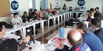 Inicio de las sesiones del Congreso. La compañera Rose (CST-Brasil) dando la bienvenida a las delegaciones