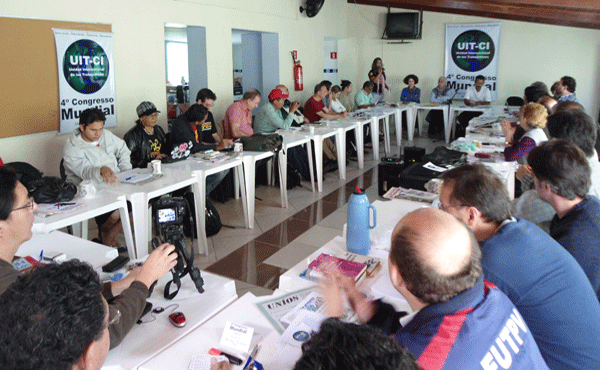 Inicio de las sesiones del Congreso. La compañera Rose (CST-Brasil) dando la bienvenida a las delegaciones
