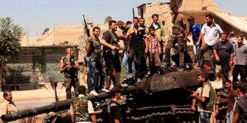 Siria: soldados rebeldes festejan tras haber destruido un tanque de las fuerzas del régimen en Aleppo