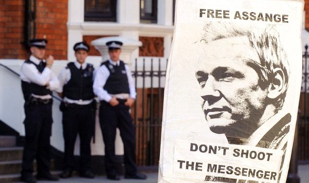 Julián Assange, director del sitio web WikiLeaks, permanece desde el 19 de junio en la embajada de Ecuador en Londres en carácter de asilado.