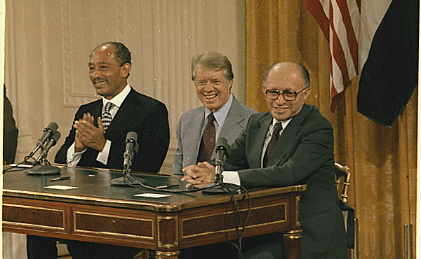 Sadat, Carter y Begin contentos en Camp David.