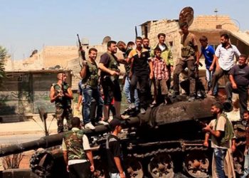 Siria: soldados rebeldes festejan tras haber destruido un tanque de las fuerzas del régimen en Aleppo