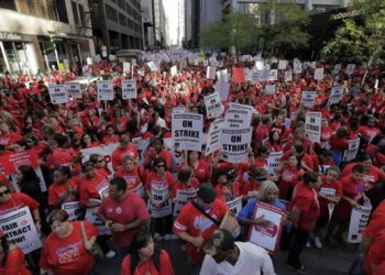 Docentes de las Escuelas Públicas de Chicago iniciaron un paro, el primero en cuarenta años, para exigir mejoras salariales, un mejor sistema de evaluación y mayor seguridad de empleo.