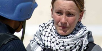 Rachel Corrie en una entrevista con la television saudita el 14 de marzo de 2003, dos días antes de que la mataran. Photograph: Lorenzo Scaraggi/Getty Images