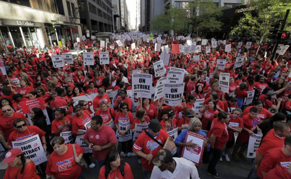 Docentes de las Escuelas Públicas de Chicago iniciaron un paro, el primero en cuarenta años, para exigir mejoras salariales, un mejor sistema de evaluación y mayor seguridad de empleo.