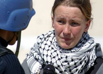 Rachel Corrie en una entrevista con la television saudita el 14 de marzo de 2003, dos días antes de que la mataran. Photograph: Lorenzo Scaraggi/Getty Images
