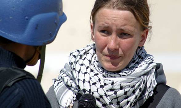 Rachel Corrie en una entrevista con la television saudita el 14 de marzo de 2003, dos días antes de que la mataran. Photograph: Lorenzo Scaraggi/Getty Images