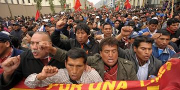 El Sindicato Unitario de Trabajadores en la Educación del Perú (Sutep) inició este miércoles una huelga nacional indefinida para exigir al Gobierno del presidente Ollanta Humala que cumpla con su promesa de aumentarle el sueldo a los maestros.