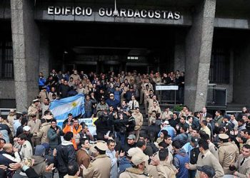 La huelga de gendarmes y prefectos, en Argentina, por reclamos salariales, y el apoyo a sus reclamos y al derecho a formar sindicatos realizada por Izquierda Socialista, entre otras organizaciones, ha generado una nueva polémica en la izquierda marxista.
