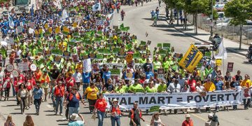 Trabajadores de Walmart llevaron adelante una huelga histórica en el "black friday".