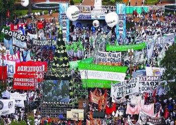 La CGT y la CTA colmaron la Plaza de Mayo junto al sindicalismo combativo y los partidos de Izquierda
