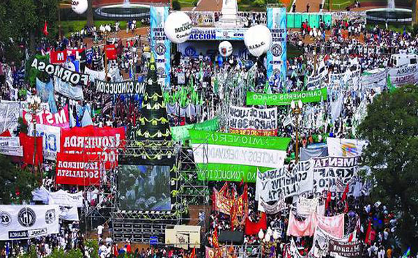 La CGT y la CTA colmaron la Plaza de Mayo junto al sindicalismo combativo y los partidos de Izquierda