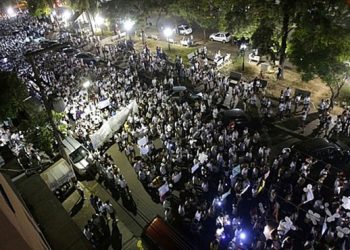 Mais de 35 mil pessoas caminharam pelas ruas de Santa Maria na noite de 28/01