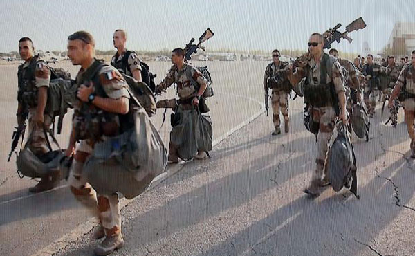 Tropas imperialistas francesas desembarcan en Mali