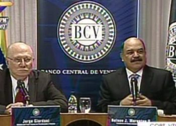 el Ministro de Planificación y Finanzas, Jorge Giordani, acompañado de Nelson Merentes, presidente del Banco Central de Venezuela, acaban de anunciarle al país una nueva devaluación del 46,5% de la moneda nacional con respecto al dolar