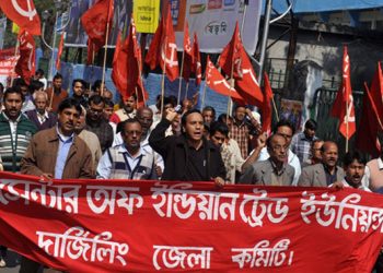 Millones de indios participan en la mayor huelga general en la historia del país