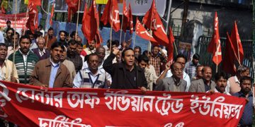 Millones de indios participan en la mayor huelga general en la historia del país