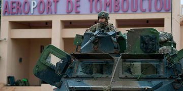 Tropas imperialistas francesas patrullando las calles de Mali