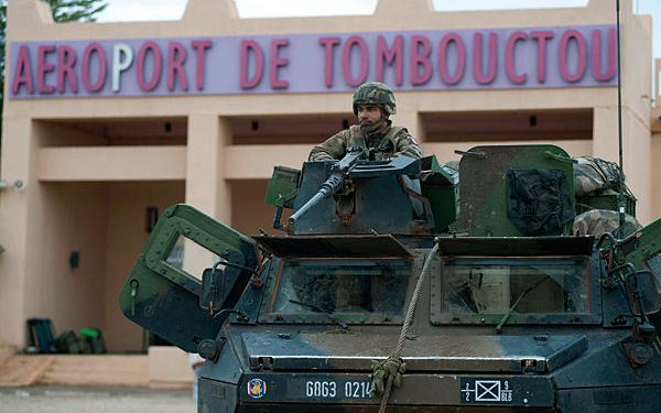 Tropas imperialistas francesas patrullando las calles de Mali