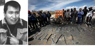 Eliseo Mamani dirigente Pachakuti maestros rurales - Maestros rurales cortando rutas en Apacheta, cerca de La Paz, muestran una moto policial que fue quemada en enfrentamientos.