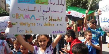 La pancarta dice: "Obama, la sangre de nuestros mártires y nuestros niños no está en venta" y es de una manifestación en Siria el 13-9-2013