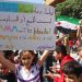 La pancarta dice: "Obama, la sangre de nuestros mártires y nuestros niños no está en venta" y es de una manifestación en Siria el 13-9-2013