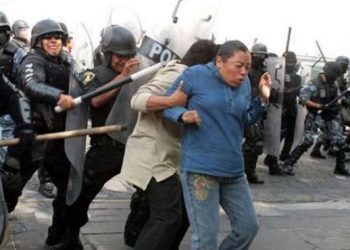 Violenta represión a los maestros mexicanos por parte de las fuerzas represivas del Presidente Enrique Peña Nieto