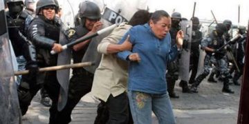 Violenta represión a los maestros mexicanos por parte de las fuerzas represivas del Presidente Enrique Peña Nieto