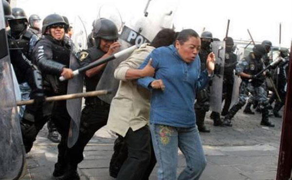 Violenta represión a los maestros mexicanos por parte de las fuerzas represivas del Presidente Enrique Peña Nieto