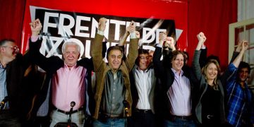 Santiago del Estero ¡Anisa Favoretti diputada! El FIT ha logrado una banca provincial, algo inédito en la provincia. Ya en agosto el Frente había hecho una excelente elección, consagrando ahora una diputación. Nuestra compañera de Izquierda Socialista, Anisa, se ha convertido en una clara referente para amplios sectores de luchadores de la provincia. La cual compartirá la banca junto a la compañera del Partido Obrero, Andrea Ruiz. ¡Felicitaciones a las compañeras y compañeros santiagueños del FIT por este triunfo!