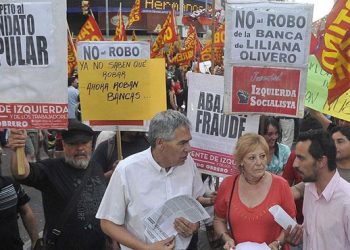 Esto nos dijo nuestra compañera diputada Liliana Olivero entrevistada por nuestra redacción. Con la voz afónica por la campaña, los actos y las marchas en estos últimos días contra el intento de robo de su banca, señaló que junto a la militancia del Frente de Izquierda y el apoyo de la gente que se ha solidarizado, se va a pelear hasta las últimas consecuencias para que le sea asignada y no se consume el robo y el fraude. Banca que fue anunciada para el FIT a las 21:30 oficialmente por el ministro Randazzo, pero alrededor de las 23 ya se la habían quitado. Escribe: Atilio Salusso La elección del Frente de Izquierda en Córdoba fue una de las más importantes del país. En competencia con el PJ opositor, la UCR, el kirchnerismo, el PRO, el juecismo y otras variantes patronales, la lista encabezada por nuestra actual diputada provincial, Liliana Olivero, candidata a diputada nacional, logró los votos necesarios para ingresar al Congreso Nacional. ¡Pero le quieren robar la banca! Caravana del FITEl FIT sacó casi 100 mil votos en la capital cordobesa (12,8%) y casi 150 mil en toda la provincia, mientras que en las PASO se obtuvieron 105 mil, quedando a solo 7% de diferencia de la UCR, partido que ahora se adjudica la banca de Olivero. En algunas escuelas hubo 35 a 45 votos promedio, es decir, casi el 20%. Liliana nos comentó que desde las 18 horas del domingo el boca de urna era contundente: el FIT tenía una banca. Logro anunciado hasta por los medios de prensa. Dirigentes y candidatos de otros partidos llamaron para felicitarla diciendo “están entrando, pero redoblen los fiscales porque se las pueden robar”. Las irregularidades y el fraude Hasta las 22:30 del domingo, con el 95% de las mesas escrutadas, éramos oficialmente los dueños de la banca. Pero entre las 22:30 y 23 “se esfumó”, cuando se llegó al 97,2% de las mesas, anunciándose que entraba en reemplazo de Liliana el tercer candidato de la UCR, Diego Mestre, hermano del actual intendente Ramón Mestre, ambos hijos del extinto gobernador de Córdoba del mismo nombre, caracterizado por aplicar, años atrás, un feroz ajuste. Inmediatamente a esto se frenó el escrutinio y se comunicó oficialmente ese resultado. Quedando 209 mesas sin escrutar por diversas irregularidades y 30 mesas que pasaron al escrutinio definitivo porque no tenían telegrama. Por 700 a 1000 votos, supuestamente, Liliana quedaría afuera. ¿Qué pasó en el medio? En aquella media hora ingresaron 137 urnas de mesas con más de 350 electores (cuando son de 280), donde el promedio de votos para la UCR da 90 por mesa, cifra muy superior, sorpresivamente, a la media que sacaron los radicales en el conjunto de la elección. Luego de eso culminó el escrutinio. Movilicémonos para que nos entreguen la banca El día del comicio las maniobras comenzaron de entrada, suplantando nuestras boletas oficiales por las de las PASO con el objetivo de que nos anulen los votos. Pese a una resolución favorable que validaba esos sufragios, los presidentes de mesa en muchos casos, no neutrales, optaron por desobedecer la Resolución 17 de la justicia. Muchos votos considerados nulos por esta razón se suman al resto de las maniobras utilizadas para robarnos la banca. Además, existen denuncias de actas de escrutinio donde figuran muchos votos para el FIT pero los telegramas correspondientes “mágicamente” aparecen con cero votos. El mismo domingo a la noche llamamos a una conferencia de prensa denunciando el fraude. Este lunes se hizo una convocatoria en la puerta del Correo para defender e impedir el robo de la banca. Marcha que contó, además de la militancia del FIT, con la adhesión de gente que se autoconvocó, fiscales independientes que se movilizaron y familias enteras, con la consigna “que se haga justicia y no se viole la voluntad popular”. Cuenta Liliana que muchos le decían que no nos habían votado, pero que estaban en contra del robo y el fraude. Por eso daban su apoyo. Este martes se hizo una presentación ante la justicia electoral previo al escrutinio definitivo que comenzó, donde solicitamos la apertura de las urnas, la cual fue rechazada. En repudio, este jueves marchamos a los tribunales federales y vamos a sacar pronunciamientos de intelectuales, organizaciones sociales, personalidades y gremios; un afiche conjunto del FIT y realizar una conferencia de prensa el mismo día para mantener informada a la opinión pública del plan de lucha que hemos lanzado en defensa de la banca. Es vox populi en Córdoba que esa banca le corresponde a Liliana. Llamamos al resto de los partidos políticos a pronunciarse contra el fraude. A todos los votantes del FIT y a aquellos que no lo hicieron por nuestras listas pero que estén contra el fraude, a movilizarse para que se respete la voluntad popular. Desde el Frente de Izquierda nacional nos sumaremos al reclamo con acciones de repudio y de esclarecimiento, como lo haremos este miércoles 30 frente a la Casa de la Provincia de Córdoba en la Capital, entre otras, para que la banca que ilegítimamente se adjudica el partido patronal UCR, vuelva a su legítimo dueño, que son los trabajadores, jóvenes y el pueblo de Córdoba que quieren ver consagrada la alta votación del FIT logrando que Liliana Olivero ingrese al Congreso Nacional. Una diputada de los trabajadores Desde hace 12 años Liliana Olivero ocupa una banca en la Legislatura de Córdoba. Ha sido un puesto de lucha contra las políticas de ajuste. Y de apoyo permanente a las luchas obreras y populares, como las protagonizadas por los obreros de Iveco, Gestamp, CIVE, Hospital Español, empleados judiciales, viales, docentes y demás estatales. Ha presentado más de 400 proyectos legislativos. Entre ellos se destacan el proyecto de ley para que se prohíban los despidos y suspensiones. Ley de Reducción de las Dietas de los Legisladores, la expropiación del inmueble de la Ex Clínica Junín. Aumento salarial a los empleados públicos. Restitución del 82% móvil a los jubilados. Emergencia Educativa y Sanitaria. Reforma tributaria para que paguen más los que más tienen. Ley de Regulación del Trabajo en Call Centers. Reestatización del Agua. Prohibición de las sumatoria de votos. Y como nunca confiamos en que la Unicameral los aprobara, siempre llamamos a imponerlos con la movilización, como lo hicimos contra la nueva Ley de Bosques y la Reforma Educativa. Recientemente, Liliana Olivero ha puesto una vez mas la banca del Frente de Izquierda al servicio de la lucha, llevando la solidaridad a los vecinos de Malvinas Argentinas que pelean por “Fuera Monsanto”, apoyando sus movilizaciones y presentando en ese sentido un proyecto de ley para que se vaya esa multinacional de toda la provincia. También fue parte de la pelea que dieron los trabajadores de Volkswagen, exigiendo la reincorporación de 19 despedidos, llevando, también a la Legislatura, su reclamo y logrando que se vote por unanimidad el pedido por su reincorporación. Últimamente, Liliana también estuvo presente en la toma del Palacio de Justicia llevada adelante por los trabajadores judiciales de la provincia en reclamo de aumentos salariales. Como lo demuestran todos estos años de experiencia, poniendo la banca conquistada en cada una de las luchas, Liliana Olivero y el Frente de Izquierda tienen que estar en el Congreso Nacional, para seguir luchando por el derecho al trabajo, la salud, la educación, la vivienda y la defensa de los recursos naturales. Impulsando la unidad de la izquierda. Y una alternativa política que sea cada vez más referencia para aquellos luchadores que quieren y necesitan cambios de fondo en el país.