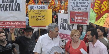 Esto nos dijo nuestra compañera diputada Liliana Olivero entrevistada por nuestra redacción. Con la voz afónica por la campaña, los actos y las marchas en estos últimos días contra el intento de robo de su banca, señaló que junto a la militancia del Frente de Izquierda y el apoyo de la gente que se ha solidarizado, se va a pelear hasta las últimas consecuencias para que le sea asignada y no se consume el robo y el fraude. Banca que fue anunciada para el FIT a las 21:30 oficialmente por el ministro Randazzo, pero alrededor de las 23 ya se la habían quitado. Escribe: Atilio Salusso La elección del Frente de Izquierda en Córdoba fue una de las más importantes del país. En competencia con el PJ opositor, la UCR, el kirchnerismo, el PRO, el juecismo y otras variantes patronales, la lista encabezada por nuestra actual diputada provincial, Liliana Olivero, candidata a diputada nacional, logró los votos necesarios para ingresar al Congreso Nacional. ¡Pero le quieren robar la banca! Caravana del FITEl FIT sacó casi 100 mil votos en la capital cordobesa (12,8%) y casi 150 mil en toda la provincia, mientras que en las PASO se obtuvieron 105 mil, quedando a solo 7% de diferencia de la UCR, partido que ahora se adjudica la banca de Olivero. En algunas escuelas hubo 35 a 45 votos promedio, es decir, casi el 20%. Liliana nos comentó que desde las 18 horas del domingo el boca de urna era contundente: el FIT tenía una banca. Logro anunciado hasta por los medios de prensa. Dirigentes y candidatos de otros partidos llamaron para felicitarla diciendo “están entrando, pero redoblen los fiscales porque se las pueden robar”. Las irregularidades y el fraude Hasta las 22:30 del domingo, con el 95% de las mesas escrutadas, éramos oficialmente los dueños de la banca. Pero entre las 22:30 y 23 “se esfumó”, cuando se llegó al 97,2% de las mesas, anunciándose que entraba en reemplazo de Liliana el tercer candidato de la UCR, Diego Mestre, hermano del actual intendente Ramón Mestre, ambos hijos del extinto gobernador de Córdoba del mismo nombre, caracterizado por aplicar, años atrás, un feroz ajuste. Inmediatamente a esto se frenó el escrutinio y se comunicó oficialmente ese resultado. Quedando 209 mesas sin escrutar por diversas irregularidades y 30 mesas que pasaron al escrutinio definitivo porque no tenían telegrama. Por 700 a 1000 votos, supuestamente, Liliana quedaría afuera. ¿Qué pasó en el medio? En aquella media hora ingresaron 137 urnas de mesas con más de 350 electores (cuando son de 280), donde el promedio de votos para la UCR da 90 por mesa, cifra muy superior, sorpresivamente, a la media que sacaron los radicales en el conjunto de la elección. Luego de eso culminó el escrutinio. Movilicémonos para que nos entreguen la banca El día del comicio las maniobras comenzaron de entrada, suplantando nuestras boletas oficiales por las de las PASO con el objetivo de que nos anulen los votos. Pese a una resolución favorable que validaba esos sufragios, los presidentes de mesa en muchos casos, no neutrales, optaron por desobedecer la Resolución 17 de la justicia. Muchos votos considerados nulos por esta razón se suman al resto de las maniobras utilizadas para robarnos la banca. Además, existen denuncias de actas de escrutinio donde figuran muchos votos para el FIT pero los telegramas correspondientes “mágicamente” aparecen con cero votos. El mismo domingo a la noche llamamos a una conferencia de prensa denunciando el fraude. Este lunes se hizo una convocatoria en la puerta del Correo para defender e impedir el robo de la banca. Marcha que contó, además de la militancia del FIT, con la adhesión de gente que se autoconvocó, fiscales independientes que se movilizaron y familias enteras, con la consigna “que se haga justicia y no se viole la voluntad popular”. Cuenta Liliana que muchos le decían que no nos habían votado, pero que estaban en contra del robo y el fraude. Por eso daban su apoyo. Este martes se hizo una presentación ante la justicia electoral previo al escrutinio definitivo que comenzó, donde solicitamos la apertura de las urnas, la cual fue rechazada. En repudio, este jueves marchamos a los tribunales federales y vamos a sacar pronunciamientos de intelectuales, organizaciones sociales, personalidades y gremios; un afiche conjunto del FIT y realizar una conferencia de prensa el mismo día para mantener informada a la opinión pública del plan de lucha que hemos lanzado en defensa de la banca. Es vox populi en Córdoba que esa banca le corresponde a Liliana. Llamamos al resto de los partidos políticos a pronunciarse contra el fraude. A todos los votantes del FIT y a aquellos que no lo hicieron por nuestras listas pero que estén contra el fraude, a movilizarse para que se respete la voluntad popular. Desde el Frente de Izquierda nacional nos sumaremos al reclamo con acciones de repudio y de esclarecimiento, como lo haremos este miércoles 30 frente a la Casa de la Provincia de Córdoba en la Capital, entre otras, para que la banca que ilegítimamente se adjudica el partido patronal UCR, vuelva a su legítimo dueño, que son los trabajadores, jóvenes y el pueblo de Córdoba que quieren ver consagrada la alta votación del FIT logrando que Liliana Olivero ingrese al Congreso Nacional. Una diputada de los trabajadores Desde hace 12 años Liliana Olivero ocupa una banca en la Legislatura de Córdoba. Ha sido un puesto de lucha contra las políticas de ajuste. Y de apoyo permanente a las luchas obreras y populares, como las protagonizadas por los obreros de Iveco, Gestamp, CIVE, Hospital Español, empleados judiciales, viales, docentes y demás estatales. Ha presentado más de 400 proyectos legislativos. Entre ellos se destacan el proyecto de ley para que se prohíban los despidos y suspensiones. Ley de Reducción de las Dietas de los Legisladores, la expropiación del inmueble de la Ex Clínica Junín. Aumento salarial a los empleados públicos. Restitución del 82% móvil a los jubilados. Emergencia Educativa y Sanitaria. Reforma tributaria para que paguen más los que más tienen. Ley de Regulación del Trabajo en Call Centers. Reestatización del Agua. Prohibición de las sumatoria de votos. Y como nunca confiamos en que la Unicameral los aprobara, siempre llamamos a imponerlos con la movilización, como lo hicimos contra la nueva Ley de Bosques y la Reforma Educativa. Recientemente, Liliana Olivero ha puesto una vez mas la banca del Frente de Izquierda al servicio de la lucha, llevando la solidaridad a los vecinos de Malvinas Argentinas que pelean por “Fuera Monsanto”, apoyando sus movilizaciones y presentando en ese sentido un proyecto de ley para que se vaya esa multinacional de toda la provincia. También fue parte de la pelea que dieron los trabajadores de Volkswagen, exigiendo la reincorporación de 19 despedidos, llevando, también a la Legislatura, su reclamo y logrando que se vote por unanimidad el pedido por su reincorporación. Últimamente, Liliana también estuvo presente en la toma del Palacio de Justicia llevada adelante por los trabajadores judiciales de la provincia en reclamo de aumentos salariales. Como lo demuestran todos estos años de experiencia, poniendo la banca conquistada en cada una de las luchas, Liliana Olivero y el Frente de Izquierda tienen que estar en el Congreso Nacional, para seguir luchando por el derecho al trabajo, la salud, la educación, la vivienda y la defensa de los recursos naturales. Impulsando la unidad de la izquierda. Y una alternativa política que sea cada vez más referencia para aquellos luchadores que quieren y necesitan cambios de fondo en el país.