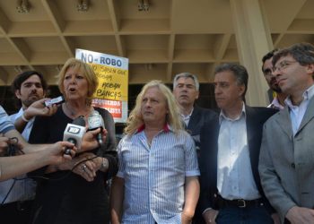 Cientos de miles siguen reclamando que se le devuelva la banca al Frente de Izquierda de Córdoba. Hay que seguir con la campaña nacional, firmando el petitorio y acompañando las acciones de repudio que se preparan. Escribe: Liliana Olivero “Basta de fraude”. Bajo esa consigna hicimos una gran marcha el pasado miércoles 6 en la capital cordobesa junto a los referentes nacionales del FIT. Es la tercera después del 27 de octubre. Finalizó con un emotivo acto y festival. El telón de fondo del escenario decía: “Mestre quiere robar la banca para ajustar, el Frente de Izquierda la quiere para luchar”. Cientos de miles siguen reclamando que se le devuelva la banca al Frente de Izquierda de Córdoba.Centenares de personas se sumaron a brindar su apoyo y a expresar sus felicitaciones por nuestra pelea por la banca, a lo largo del céntrico trayecto que separan la intersección de Colón y General Paz, hasta la ex Plaza Vélez Sarsfield. Trabajadores, jóvenes y vecinos de los barrios. Viejos luchadores. Madres que traían a sus hijos para que los bese o sacarse una foto conmigo. Los conductores de taxis y autos que tocaban bocina. Es difícil encontrar a alguien en Córdoba que no diga que al FIT le robaron la banca. “Vamos Lili, seguí adelante, no aflojes…”, me gritan donde esté. El acto se hizo frente a la casa radical. La misma que fuera incendiada en 1995 por miles de trabajadores cuando tiraron abajo al ex gobernador de la UCR Eduardo Angeloz, por aplicar un ajuste y no pagar los sueldos por varios meses a los estatales. Quien fue sucedido posteriormente por el extinto Ramón Mestre, padre del actual intendente, cuyo hermano, Diego Mestre, es quien se quiere apropiar de la banca del FIT. “Córdoba es la capital nacional del fraude” Esto es lo que denuncio permanentemente. “Si hoy fuera la elección sacaríamos varios diputados, no solo uno”, afirmé en el acto. Es que el FIT cordobés obtuvo casi 150 mil votos (100 mil en la Capital, un 12,8%), superando ampliamente los 107 mil de las PASO. Una elección histórica. No obstante ello y a pesar del fraude (ver Cómo fue el fraude), la junta electoral se opuso a abrir todas las urnas en un primera resolución. Y ahora, en un fallo dividido, se negó a abrir más de 2.200 mesas observadas. A tal punto fue justo el pedido del FIT -debidamente fundamentado y con pruebas contundentes-, que el presidente del tribunal, el Dr. Rueda, insospechado de ser de izquierda, falló en disidencia, señalando que se debe proceder al “recuento total de las urnas observadas” para saber “cuál fue el resultado de la voluntad popular”. Exactamente lo que viene sosteniendo el FIT desde la misma noche del pasado 27. ¡Contundente! Fallo que apuntala aún más la apelación ya presentada el pasado viernes ante la Cámara Nacional Electoral, con sede en la Ciudad de Buenos Aires, la cual fue respaldada por el juecismo y el partido de Olga Riutort. Y estamos exigiendo que se sume el resto de los partidos y candidatos. A su vez, presentamos como prueba un fallo de La Rioja donde ante un pedido del Frente para la Victoria y la UCR de esa provincia -que el FIT acompañó-, se procedió a abrir todas las urnas con votos nulos, en las PASO. ¡Lo mismo que se niega en Córdoba! Esto se agrega al hecho de que, en lo que va del escrutinio definitivo, -que aún no terminó-, el FIT recuperó 800 votos de los 1.500 que nos faltarían para recuperar la banca. Es evidente que tanto las distintas variantes del PJ, UCR, PRO y otros partidos patronales, amparados en una mayoría de “su” justicia, se han unido para cerrar filas avalando el fraude y negar la banca que legítimamente conquistamos. Quieren una banca más para ponerla al servicio del ajuste, de las multinacionales como Monsanto o Chevron, de los pagos de la deuda y de pactos con la burocracia sindical. En cambio, desde el FIT la queremos para ponerla al servicio de las luchas, del sindicalismo combativo, por otro “modelo” económico obrero y popular y para fortalecer una alternativa política de los trabajadores y de la unidad de la izquierda. Ellos saben que desde nuestra banca en la Legislatura actuamos así en todos estos años contando por ello con un inmenso reconocimiento popular. La pelea por nuestra banca va a seguir hasta el final con marchas y reclamos legales. Está prevista una nueva concentración este jueves 14 en Córdoba. El viernes 15 viajaré a Buenos Aires con los demás candidatos del FIT cordobés que, junto a los nacionales, nos entrevistaremos con los jueces de la Cámara Nacional Electoral ante quienes se apeló. Y seguirán los pronunciamientos, las denuncias públicas y todo lo que haga falta para intentar derrotar el fraude. ¡Que se abran las urnas! Esta pelea es difícil porque enfrentamos a partidos patronales y a una justicia que sirve a los intereses de los grandes empresarios y capitalistas. No porque no estén los votos. Sin embargo, quienes tendrían que festejar, como la UCR, no han podido hacerlo. Mientras que el apoyo popular hacia mí y el FIT han crecido notablemente en estos días. El robo de la banca lo están haciendo a un “alto costo”, porque se han ganado el repudio popular y porque no podrán evitar que la izquierda siga creciendo, como lo demuestra el triunfo de este domingo en Salta. Ya que, con o sin banca, mi compromiso va a ser el mismo, como me consideran los trabajadores y el pueblo cordobés cuando me dicen que soy “la diputada de los trabajadores y la abanderada de la unidad de la izquierda”, reconociendo nuestra actuación en los doce años que ejercí como diputada provincial. De lo que se trata ahora es de seguir fortaleciendo al FIT para las peleas que se vienen. Desde Izquierda Socialista llamo a cerrar filas para ello. Llamamos al resto de los partidos políticos a pronunciarse contra el fraude y a sumarse al reclamo de que se abran las urnas. Y convocamos a todos los votantes del FIT, y a aquellos que no lo hicieron pero que están contra el fraude, a seguir movilizados para que se respete la voluntad popular. Cómo fue el fraude Escribe: Virginia Fariña Apoderada nacional de Izquierda Socialista y del FIT Hicieron de todo para robarle la banca al FIT y a Liliana Olivero. Todo lo “habitual”, y más. El día domingo tuvimos una banca asignada con el 95,2% de las mesas escrutadas y la “perdimos” minutos después con el 97,2 % del escrutinio. Hicieron desaparecer nuestras boletas de los cuartos oscuros en aquellos lugares donde no llegamos con nuestros fiscales. Hicieron figurar “cero” votos al FIT en 174 telegramas de mesas donde después se descubrió que habíamos obtenido entre 30 y 50 votos. Pero lo más fraudulento fue que se sustituyeron durante la elección las boletas oficializadas por la de las PASO, casi idénticas entre sí, con el objetivo de confundir a nuestros electores y hacer anular esos votos al momento del escrutinio. Detectada esta maniobra por nuestros fiscales, se hizo la denuncia, constatada por la Junta Electoral, lográndose que emitieran una resolución a las 14 horas del propio domingo 27 (el Acta 17), que declaró válidos los votos emitidos con boletas de las PASO. Pero esta comunicación no llegó a la totalidad a los casi 8.000 presidentes de mesa, distribuidos por todo el extenso territorio de la provincia, para que la aplicasen al momento del escrutinio. Muchos de ellos dudaron de su veracidad, propiciado por fiscales de los partidos patronales. Hasta personal de gendarmería desmentía la existencia de tal resolución. Ambos hechos fueron denunciados por el FIT con testimonios concretos ante la Junta Electoral. Por eso reclamamos la apertura de 2.300 urnas que contienen más de 20.000 votos nulos para comprobar que se haya cumplido con el Acta 17 de la propia Junta y que nuestros votos no hayan sido erróneamente anulados. Si solo una mínima parte de esos votos fuesen válidos para el FIT -cosa altamente probable-, tendrían que devolvernos la banca. Como dicen en Córdoba: ¿cuál es el problema de abrir las urnas si no tienen nada que ocultar? Además, presentamos el antecedente de La Rioja -ver nota central- donde en las PASO se abrieron las urnas. Llamamos a todos los partidos participantes de la elección a que se pronuncien por la apertura de las urnas. Si no lo hacen, serán cómplices de esta maniobra fraudulenta. Miles de trabajadores, jóvenes y vecinos cordobeses se han pronunciado para que se abran las urnas y contra el fraudeFirmá el petitorio - ADHESIONES A LA CAMPAÑA Las muestras de solidaridad y de apoyo son innumerables. Miles de trabajadores, jóvenes y vecinos cordobeses se han pronunciado para que se abran las urnas y contra el fraude. Lo mismo han hecho personalidades del arte, la cultura y el periodismo. El petitorio se está firmando masivamente en la Plaza San Martín. Y las planillas circulan por lugares de trabajo, estudio y barrios. Es de destacar el apoyo de Viviana Alegre, madre de Facundo Rivera, desaparecido en democracia. Luis Zamora de Autodeterminación y Libertad también se sumó. Lo mismo hicieron docentes de ATEN Capital-Neuquén; Ademys de ciudad de Buenos Aires y Sutebas combativos; ferroviarios, estatales, delegados de Praxair, Cognis y varios congresales del gremio Químico, entre tantos otros. En la marcha del pasado 6 estuvieron presentes representantes de la Asamblea Malvinas Lucha Por la Vida (contra Monsanto); Juárez Celman Sin Basura y despedidos de VW. Se han solidarizado dirigentes de nuestros partidos hermanos, como Orlando Chirino (PSLVenezuela); el ex diputado federal Joao Batista Araujo “Babá” (CST/PSOL-Brasil); Priscilla Vásquez (PS-Panamá); Carlos Rojas (La Protesta-Bolivia); Fernández Chacón (Unidos en la Lucha-Perú). También Marcel Claude, candidato presidencial de Chile; y el MST de ese país; Lucha Internacionalista (Estado español), Frente Obrero (Turquía), desde México: integrantes de la Coordinadora Nacional de Trabajadores de la Educación (CNTE) actualmente en lucha: Francisco Bravo Herrera, Secretario General Sección 9 del SNTE-CNTE (Primarias del D.F.), Juan José Ortega Madrigal, Secretario General Sección 18 (Michoacán), Daniel López Castellanos, Sección 7 (Chiapas), Jesús Torres Nuño, presidente del Consejo de Administración de Trabajadores Democráticos de Occidente, Cynthia Orozco Flamand, Genoveva Ramírez Fernández, Francisco Cruz Retama, Alfredo Cedillo Sánchez y Enrique Gómez Delgado, del Partido Obrero Socialista-Movimiento al Socialismo (POS-MAS). La semana próxima se realizará una concentración frente al consulado de Argentina en Nueva York, Estados Unidos, por parte del International Socialist Review y del Núcleo Socialista NY, entre otras muestras de apoyo. Giordano y Sobrero: Apoyo nacional del FITGiordano y Sobrero: Apoyo nacional del FIT La semana pasada viajaron a Córdoba distintos referentes nacionales del Frente de Izquierda en apoyo a la marcha y acto que se realizaron, participando de la audiencia que concedió el Dr. Rueda antes de emitirse el fallo de la Junta Electoral, y recorriendo distintos medios de prensa. Todo en pos de fortalecer la lucha del FIT cordobés en la pelea por la banca de Liliana. Estuvieron presentes Néstor Pitrola y Marcelo Ramal (PO); Nicolás del Caño y Christian Castillo (PTS) y Juan Carlos Giordano -diputado electo por la provincia de Buenos Aires quien compartirá la banca rotativa con Pitrola y Myriam Bregman) y Rubén “Pollo” Sobrero, quien llevó el apoyo como dirigente combativo ferroviario y miembro de la Ejecutiva de la Seccional Oeste de la Unión Ferroviaria ganada a la Verde del burócrata José Pedraza. El apoyo logró “nacionalizar” el reclamo por la banca del FIT y fortaleció el apoyo a la militancia del Frente de Izquierda en esta dura pelea. Giordano participó, además, el sábado pasado junto a Liliana Olivero, de una exitosa charla debate con militantes, simpatizantes y compañeros nuevos que se acercan por primera vez a Izquierda Socialista en el local partidario de la calle Humberto Primo. El Presidente de la Junta falló a favor de abrir las urnas El Dr. Rueda votó en disidencia. Sus argumentos fueron categóricos. Señaló, a modo de conclusión, que en virtud de que no hay pruebas de que la resolución emitida por dicha junta el propio día de la elección, haya llegado fehacientemente a todos los presidentes de mesa para que consideren válidos los votos emitidos con boletas de las PASO, “el elector del FIT no tiene hasta el momento posibilidad alguna de saber si se respetó su opción electoral”, agregando que “no existe posibilidad alguna de saber cuál fue el resultado de dicha voluntad si no se procede al recuento total de las urnas correspondientes a las actas observadas”. Jueces patronales La Junta Nacional Electoral que, por mayoría, falló en contra del FIT está integrada por el Dr. Luis Rueda -quien preside la Cámara Federal de Córdoba-; el juez federal Ricardo Bustos Fierro y el titular del Tribunal Superior de Justicia cordobés, Carlos García Allocco. En noviembre de 1999, Bustos Fierro intentó sostener jurídicamente la re-reelección de Carlos Menem, siendo suspendido en sus funciones por tal motivo por el Consejo de la Magistratura. Y García Allocco es productor agropecuario, una actividad incompatible con su función de juez. Denunciado por estar ligado al negocio de Monsanto. Su esposa, Norma Bermejo, fue concejal del PJ en Marcos Juárez y senadora nacional por el delasotismo en 2003. Liliana con Silvia Lallana Lallana es una reconocida cantante cordobesa. El pasado jueves presentó su nueva obra musical “cordobéssees” en el teatro Real, colmado por sus seguidores. Liliana, junto a nuestro compañero Juan Carlos Giordano, fueron invitados especiales al evento. En un momento del recital, Lallana mencionó la presencia de Olivero y pidió un aplauso “para esta luchadora que está presente con nosotros”. “Asamblea” en Falabella En una recorrida de día domingo por la casa de venta de ropas, al mirar una prenda en el lugar, una de las vendedoras le comentó a Liliana que la había votado. Enteradas el resto de las trabajadoras de su presencia se acercaron a saludarla y a sacarse fotos. Señalándole a nuestra diputada que la gran mayoría de los trabajadores de la firma la habían apoyado con su voto. Liliana casi tuvo que hacer una “asamblea” para explicar la pelea contra el fraude. Todas se quedaron con el petitorio y designaron a una de ellas para recoger todas las firmas que junten para aportarlas a la campaña para que no le roben la banca. El apoyo de los periodistas Es notoria la solidaridad y simpatía de los periodistas cordobeses con Liliana. En un programa televisivo, uno de ellos le pidió a Liliana el petitorio, lo firmó y convocó, en vivo, a que los televidentes hagan lo mismo. Decenas de periodistas han manifestado haber votado al FIT, independientemente de a qué medio pertenecen. “Lugar de encuentro” en Oliva Oliva es una ciudad del interior cordobés. Un compañero de Izquierda Socialista pegó frente a su casa dos carteles de Olivero en plena campaña electoral. Varios vecinos se acercaron a preguntarle si allí existía una “unidad básica” o un “comité”. Ante la sorpresa, el compañero dijo… ¡no!, para que no se identifique con un local del PJ o la UCR. Y les dijo: “pongámosle que es un lugar de encuentro”. De esa forma su casa se transformó en un lugar de reunión del FIT donde los vecinos prepararon la fiscalización para la elección del 27. UCR en estado “comatoso” Reproducimos uno de los tantos mensajes enviados por militantes de otros partidos en defensa de la banca de Liliana, en este caso, del radicalismo. “Es esperanzador que muchos amigos radicales estén igual de indignados que yo sobre esta situación. No tanto por mi partido (que está en estado comatoso), sino por la democracia, porque hay gente que no está dispuesta a que su partido gane de cualquier modo.”