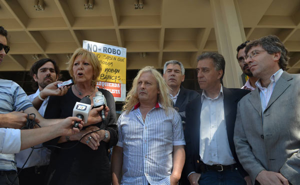 Cientos de miles siguen reclamando que se le devuelva la banca al Frente de Izquierda de Córdoba. Hay que seguir con la campaña nacional, firmando el petitorio y acompañando las acciones de repudio que se preparan. Escribe: Liliana Olivero “Basta de fraude”. Bajo esa consigna hicimos una gran marcha el pasado miércoles 6 en la capital cordobesa junto a los referentes nacionales del FIT. Es la tercera después del 27 de octubre. Finalizó con un emotivo acto y festival. El telón de fondo del escenario decía: “Mestre quiere robar la banca para ajustar, el Frente de Izquierda la quiere para luchar”. Cientos de miles siguen reclamando que se le devuelva la banca al Frente de Izquierda de Córdoba.Centenares de personas se sumaron a brindar su apoyo y a expresar sus felicitaciones por nuestra pelea por la banca, a lo largo del céntrico trayecto que separan la intersección de Colón y General Paz, hasta la ex Plaza Vélez Sarsfield. Trabajadores, jóvenes y vecinos de los barrios. Viejos luchadores. Madres que traían a sus hijos para que los bese o sacarse una foto conmigo. Los conductores de taxis y autos que tocaban bocina. Es difícil encontrar a alguien en Córdoba que no diga que al FIT le robaron la banca. “Vamos Lili, seguí adelante, no aflojes…”, me gritan donde esté. El acto se hizo frente a la casa radical. La misma que fuera incendiada en 1995 por miles de trabajadores cuando tiraron abajo al ex gobernador de la UCR Eduardo Angeloz, por aplicar un ajuste y no pagar los sueldos por varios meses a los estatales. Quien fue sucedido posteriormente por el extinto Ramón Mestre, padre del actual intendente, cuyo hermano, Diego Mestre, es quien se quiere apropiar de la banca del FIT. “Córdoba es la capital nacional del fraude” Esto es lo que denuncio permanentemente. “Si hoy fuera la elección sacaríamos varios diputados, no solo uno”, afirmé en el acto. Es que el FIT cordobés obtuvo casi 150 mil votos (100 mil en la Capital, un 12,8%), superando ampliamente los 107 mil de las PASO. Una elección histórica. No obstante ello y a pesar del fraude (ver Cómo fue el fraude), la junta electoral se opuso a abrir todas las urnas en un primera resolución. Y ahora, en un fallo dividido, se negó a abrir más de 2.200 mesas observadas. A tal punto fue justo el pedido del FIT -debidamente fundamentado y con pruebas contundentes-, que el presidente del tribunal, el Dr. Rueda, insospechado de ser de izquierda, falló en disidencia, señalando que se debe proceder al “recuento total de las urnas observadas” para saber “cuál fue el resultado de la voluntad popular”. Exactamente lo que viene sosteniendo el FIT desde la misma noche del pasado 27. ¡Contundente! Fallo que apuntala aún más la apelación ya presentada el pasado viernes ante la Cámara Nacional Electoral, con sede en la Ciudad de Buenos Aires, la cual fue respaldada por el juecismo y el partido de Olga Riutort. Y estamos exigiendo que se sume el resto de los partidos y candidatos. A su vez, presentamos como prueba un fallo de La Rioja donde ante un pedido del Frente para la Victoria y la UCR de esa provincia -que el FIT acompañó-, se procedió a abrir todas las urnas con votos nulos, en las PASO. ¡Lo mismo que se niega en Córdoba! Esto se agrega al hecho de que, en lo que va del escrutinio definitivo, -que aún no terminó-, el FIT recuperó 800 votos de los 1.500 que nos faltarían para recuperar la banca. Es evidente que tanto las distintas variantes del PJ, UCR, PRO y otros partidos patronales, amparados en una mayoría de “su” justicia, se han unido para cerrar filas avalando el fraude y negar la banca que legítimamente conquistamos. Quieren una banca más para ponerla al servicio del ajuste, de las multinacionales como Monsanto o Chevron, de los pagos de la deuda y de pactos con la burocracia sindical. En cambio, desde el FIT la queremos para ponerla al servicio de las luchas, del sindicalismo combativo, por otro “modelo” económico obrero y popular y para fortalecer una alternativa política de los trabajadores y de la unidad de la izquierda. Ellos saben que desde nuestra banca en la Legislatura actuamos así en todos estos años contando por ello con un inmenso reconocimiento popular. La pelea por nuestra banca va a seguir hasta el final con marchas y reclamos legales. Está prevista una nueva concentración este jueves 14 en Córdoba. El viernes 15 viajaré a Buenos Aires con los demás candidatos del FIT cordobés que, junto a los nacionales, nos entrevistaremos con los jueces de la Cámara Nacional Electoral ante quienes se apeló. Y seguirán los pronunciamientos, las denuncias públicas y todo lo que haga falta para intentar derrotar el fraude. ¡Que se abran las urnas! Esta pelea es difícil porque enfrentamos a partidos patronales y a una justicia que sirve a los intereses de los grandes empresarios y capitalistas. No porque no estén los votos. Sin embargo, quienes tendrían que festejar, como la UCR, no han podido hacerlo. Mientras que el apoyo popular hacia mí y el FIT han crecido notablemente en estos días. El robo de la banca lo están haciendo a un “alto costo”, porque se han ganado el repudio popular y porque no podrán evitar que la izquierda siga creciendo, como lo demuestra el triunfo de este domingo en Salta. Ya que, con o sin banca, mi compromiso va a ser el mismo, como me consideran los trabajadores y el pueblo cordobés cuando me dicen que soy “la diputada de los trabajadores y la abanderada de la unidad de la izquierda”, reconociendo nuestra actuación en los doce años que ejercí como diputada provincial. De lo que se trata ahora es de seguir fortaleciendo al FIT para las peleas que se vienen. Desde Izquierda Socialista llamo a cerrar filas para ello. Llamamos al resto de los partidos políticos a pronunciarse contra el fraude y a sumarse al reclamo de que se abran las urnas. Y convocamos a todos los votantes del FIT, y a aquellos que no lo hicieron pero que están contra el fraude, a seguir movilizados para que se respete la voluntad popular. Cómo fue el fraude Escribe: Virginia Fariña Apoderada nacional de Izquierda Socialista y del FIT Hicieron de todo para robarle la banca al FIT y a Liliana Olivero. Todo lo “habitual”, y más. El día domingo tuvimos una banca asignada con el 95,2% de las mesas escrutadas y la “perdimos” minutos después con el 97,2 % del escrutinio. Hicieron desaparecer nuestras boletas de los cuartos oscuros en aquellos lugares donde no llegamos con nuestros fiscales. Hicieron figurar “cero” votos al FIT en 174 telegramas de mesas donde después se descubrió que habíamos obtenido entre 30 y 50 votos. Pero lo más fraudulento fue que se sustituyeron durante la elección las boletas oficializadas por la de las PASO, casi idénticas entre sí, con el objetivo de confundir a nuestros electores y hacer anular esos votos al momento del escrutinio. Detectada esta maniobra por nuestros fiscales, se hizo la denuncia, constatada por la Junta Electoral, lográndose que emitieran una resolución a las 14 horas del propio domingo 27 (el Acta 17), que declaró válidos los votos emitidos con boletas de las PASO. Pero esta comunicación no llegó a la totalidad a los casi 8.000 presidentes de mesa, distribuidos por todo el extenso territorio de la provincia, para que la aplicasen al momento del escrutinio. Muchos de ellos dudaron de su veracidad, propiciado por fiscales de los partidos patronales. Hasta personal de gendarmería desmentía la existencia de tal resolución. Ambos hechos fueron denunciados por el FIT con testimonios concretos ante la Junta Electoral. Por eso reclamamos la apertura de 2.300 urnas que contienen más de 20.000 votos nulos para comprobar que se haya cumplido con el Acta 17 de la propia Junta y que nuestros votos no hayan sido erróneamente anulados. Si solo una mínima parte de esos votos fuesen válidos para el FIT -cosa altamente probable-, tendrían que devolvernos la banca. Como dicen en Córdoba: ¿cuál es el problema de abrir las urnas si no tienen nada que ocultar? Además, presentamos el antecedente de La Rioja -ver nota central- donde en las PASO se abrieron las urnas. Llamamos a todos los partidos participantes de la elección a que se pronuncien por la apertura de las urnas. Si no lo hacen, serán cómplices de esta maniobra fraudulenta. Miles de trabajadores, jóvenes y vecinos cordobeses se han pronunciado para que se abran las urnas y contra el fraudeFirmá el petitorio - ADHESIONES A LA CAMPAÑA Las muestras de solidaridad y de apoyo son innumerables. Miles de trabajadores, jóvenes y vecinos cordobeses se han pronunciado para que se abran las urnas y contra el fraude. Lo mismo han hecho personalidades del arte, la cultura y el periodismo. El petitorio se está firmando masivamente en la Plaza San Martín. Y las planillas circulan por lugares de trabajo, estudio y barrios. Es de destacar el apoyo de Viviana Alegre, madre de Facundo Rivera, desaparecido en democracia. Luis Zamora de Autodeterminación y Libertad también se sumó. Lo mismo hicieron docentes de ATEN Capital-Neuquén; Ademys de ciudad de Buenos Aires y Sutebas combativos; ferroviarios, estatales, delegados de Praxair, Cognis y varios congresales del gremio Químico, entre tantos otros. En la marcha del pasado 6 estuvieron presentes representantes de la Asamblea Malvinas Lucha Por la Vida (contra Monsanto); Juárez Celman Sin Basura y despedidos de VW. Se han solidarizado dirigentes de nuestros partidos hermanos, como Orlando Chirino (PSLVenezuela); el ex diputado federal Joao Batista Araujo “Babá” (CST/PSOL-Brasil); Priscilla Vásquez (PS-Panamá); Carlos Rojas (La Protesta-Bolivia); Fernández Chacón (Unidos en la Lucha-Perú). También Marcel Claude, candidato presidencial de Chile; y el MST de ese país; Lucha Internacionalista (Estado español), Frente Obrero (Turquía), desde México: integrantes de la Coordinadora Nacional de Trabajadores de la Educación (CNTE) actualmente en lucha: Francisco Bravo Herrera, Secretario General Sección 9 del SNTE-CNTE (Primarias del D.F.), Juan José Ortega Madrigal, Secretario General Sección 18 (Michoacán), Daniel López Castellanos, Sección 7 (Chiapas), Jesús Torres Nuño, presidente del Consejo de Administración de Trabajadores Democráticos de Occidente, Cynthia Orozco Flamand, Genoveva Ramírez Fernández, Francisco Cruz Retama, Alfredo Cedillo Sánchez y Enrique Gómez Delgado, del Partido Obrero Socialista-Movimiento al Socialismo (POS-MAS). La semana próxima se realizará una concentración frente al consulado de Argentina en Nueva York, Estados Unidos, por parte del International Socialist Review y del Núcleo Socialista NY, entre otras muestras de apoyo. Giordano y Sobrero: Apoyo nacional del FITGiordano y Sobrero: Apoyo nacional del FIT La semana pasada viajaron a Córdoba distintos referentes nacionales del Frente de Izquierda en apoyo a la marcha y acto que se realizaron, participando de la audiencia que concedió el Dr. Rueda antes de emitirse el fallo de la Junta Electoral, y recorriendo distintos medios de prensa. Todo en pos de fortalecer la lucha del FIT cordobés en la pelea por la banca de Liliana. Estuvieron presentes Néstor Pitrola y Marcelo Ramal (PO); Nicolás del Caño y Christian Castillo (PTS) y Juan Carlos Giordano -diputado electo por la provincia de Buenos Aires quien compartirá la banca rotativa con Pitrola y Myriam Bregman) y Rubén “Pollo” Sobrero, quien llevó el apoyo como dirigente combativo ferroviario y miembro de la Ejecutiva de la Seccional Oeste de la Unión Ferroviaria ganada a la Verde del burócrata José Pedraza. El apoyo logró “nacionalizar” el reclamo por la banca del FIT y fortaleció el apoyo a la militancia del Frente de Izquierda en esta dura pelea. Giordano participó, además, el sábado pasado junto a Liliana Olivero, de una exitosa charla debate con militantes, simpatizantes y compañeros nuevos que se acercan por primera vez a Izquierda Socialista en el local partidario de la calle Humberto Primo. El Presidente de la Junta falló a favor de abrir las urnas El Dr. Rueda votó en disidencia. Sus argumentos fueron categóricos. Señaló, a modo de conclusión, que en virtud de que no hay pruebas de que la resolución emitida por dicha junta el propio día de la elección, haya llegado fehacientemente a todos los presidentes de mesa para que consideren válidos los votos emitidos con boletas de las PASO, “el elector del FIT no tiene hasta el momento posibilidad alguna de saber si se respetó su opción electoral”, agregando que “no existe posibilidad alguna de saber cuál fue el resultado de dicha voluntad si no se procede al recuento total de las urnas correspondientes a las actas observadas”. Jueces patronales La Junta Nacional Electoral que, por mayoría, falló en contra del FIT está integrada por el Dr. Luis Rueda -quien preside la Cámara Federal de Córdoba-; el juez federal Ricardo Bustos Fierro y el titular del Tribunal Superior de Justicia cordobés, Carlos García Allocco. En noviembre de 1999, Bustos Fierro intentó sostener jurídicamente la re-reelección de Carlos Menem, siendo suspendido en sus funciones por tal motivo por el Consejo de la Magistratura. Y García Allocco es productor agropecuario, una actividad incompatible con su función de juez. Denunciado por estar ligado al negocio de Monsanto. Su esposa, Norma Bermejo, fue concejal del PJ en Marcos Juárez y senadora nacional por el delasotismo en 2003. Liliana con Silvia Lallana Lallana es una reconocida cantante cordobesa. El pasado jueves presentó su nueva obra musical “cordobéssees” en el teatro Real, colmado por sus seguidores. Liliana, junto a nuestro compañero Juan Carlos Giordano, fueron invitados especiales al evento. En un momento del recital, Lallana mencionó la presencia de Olivero y pidió un aplauso “para esta luchadora que está presente con nosotros”. “Asamblea” en Falabella En una recorrida de día domingo por la casa de venta de ropas, al mirar una prenda en el lugar, una de las vendedoras le comentó a Liliana que la había votado. Enteradas el resto de las trabajadoras de su presencia se acercaron a saludarla y a sacarse fotos. Señalándole a nuestra diputada que la gran mayoría de los trabajadores de la firma la habían apoyado con su voto. Liliana casi tuvo que hacer una “asamblea” para explicar la pelea contra el fraude. Todas se quedaron con el petitorio y designaron a una de ellas para recoger todas las firmas que junten para aportarlas a la campaña para que no le roben la banca. El apoyo de los periodistas Es notoria la solidaridad y simpatía de los periodistas cordobeses con Liliana. En un programa televisivo, uno de ellos le pidió a Liliana el petitorio, lo firmó y convocó, en vivo, a que los televidentes hagan lo mismo. Decenas de periodistas han manifestado haber votado al FIT, independientemente de a qué medio pertenecen. “Lugar de encuentro” en Oliva Oliva es una ciudad del interior cordobés. Un compañero de Izquierda Socialista pegó frente a su casa dos carteles de Olivero en plena campaña electoral. Varios vecinos se acercaron a preguntarle si allí existía una “unidad básica” o un “comité”. Ante la sorpresa, el compañero dijo… ¡no!, para que no se identifique con un local del PJ o la UCR. Y les dijo: “pongámosle que es un lugar de encuentro”. De esa forma su casa se transformó en un lugar de reunión del FIT donde los vecinos prepararon la fiscalización para la elección del 27. UCR en estado “comatoso” Reproducimos uno de los tantos mensajes enviados por militantes de otros partidos en defensa de la banca de Liliana, en este caso, del radicalismo. “Es esperanzador que muchos amigos radicales estén igual de indignados que yo sobre esta situación. No tanto por mi partido (que está en estado comatoso), sino por la democracia, porque hay gente que no está dispuesta a que su partido gane de cualquier modo.”